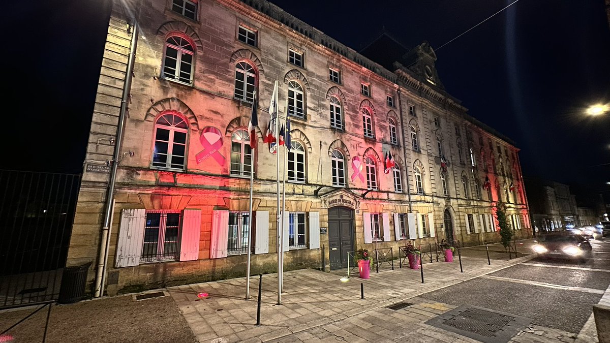 🇪🇸 En soutien au peuple espagnol touché par de terribles inondations, nous illuminons la façade de l’Hôtel de Ville aux couleurs du drapeau espagnol. Nos pensées vont aux victimes et à leurs proches en ces moments difficiles. #Solidarité #Bergerac #SoutienEspagne #Espana