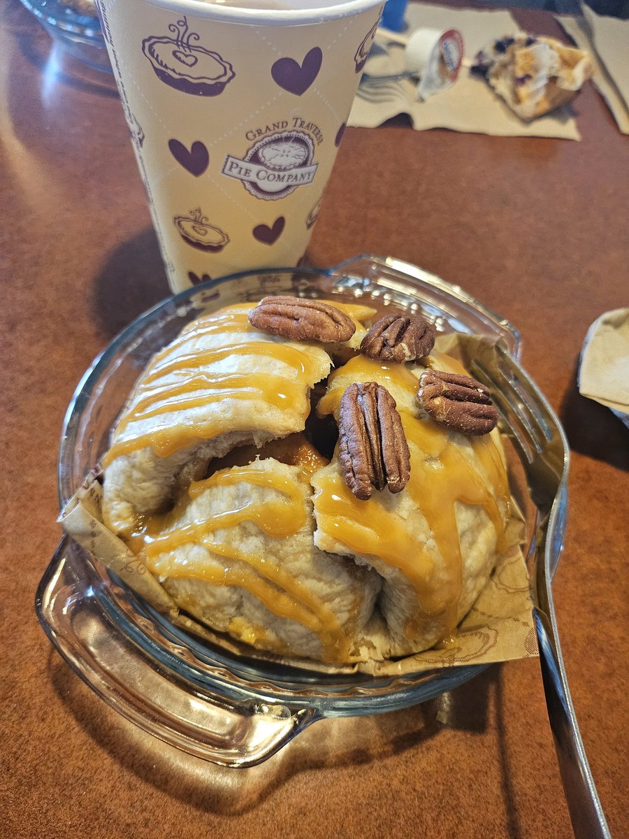 Darmicbr's tweet photo. @GTPie coffee and apple dumpling break. I will have to work it off at the Rec Room gym in Norton Shores! #gym #Coffee #appledumpling https://t.co/FtgODD9A27
