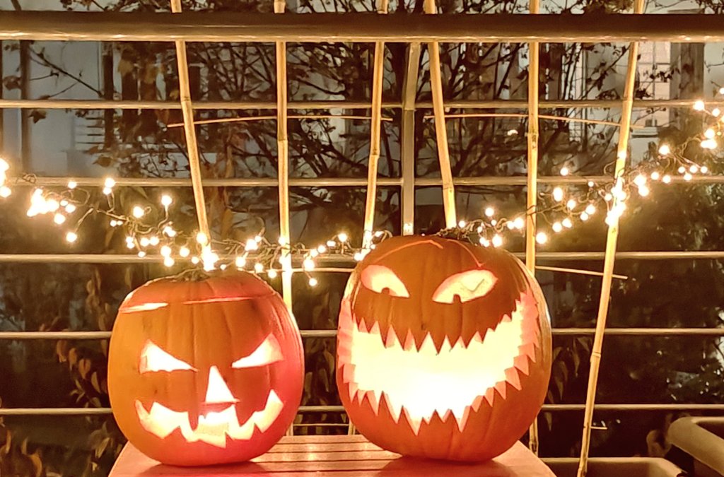 Ich hab zum ersten Mal in meinem Leben Kürbisse geschnitzt. Hat richtig Spaß gemacht 😁