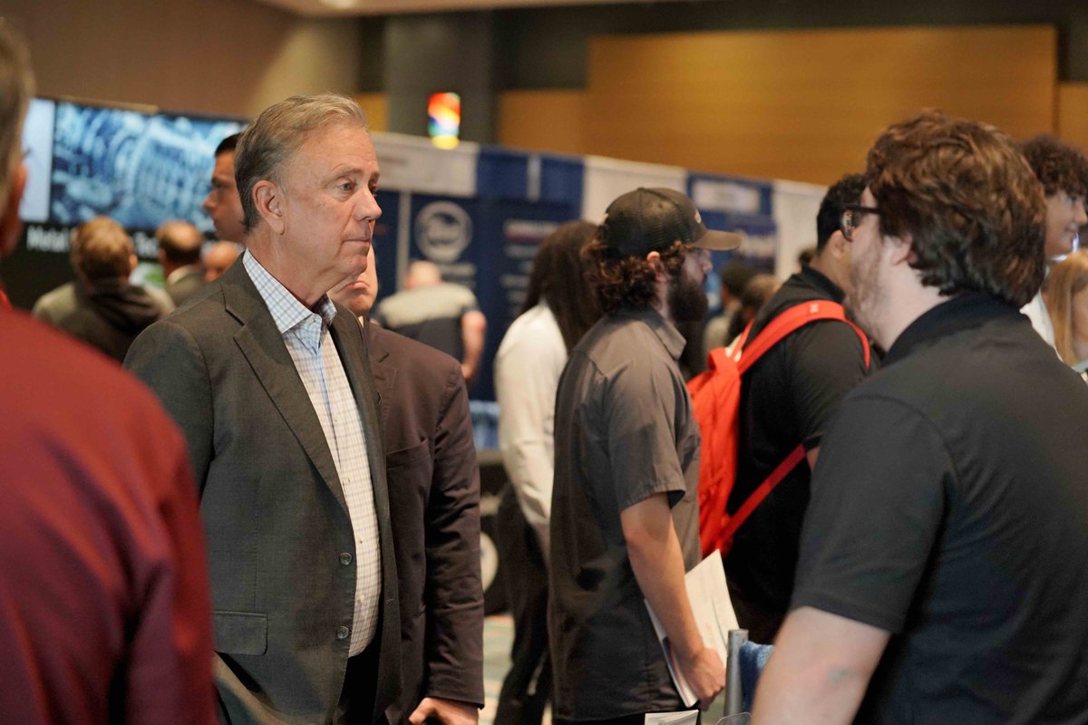 ChrisDipentima's tweet photo. Tons of energy at the #Aerospace Components Manufacturers trade show, with thousands of high school students exploring career pathways. Our world-class workforce is highly skilled and highly productive, one of the reasons we're a global hub for aerospace #manufacturing! #MadeinCT https://t.co/bUZGwfiUPc