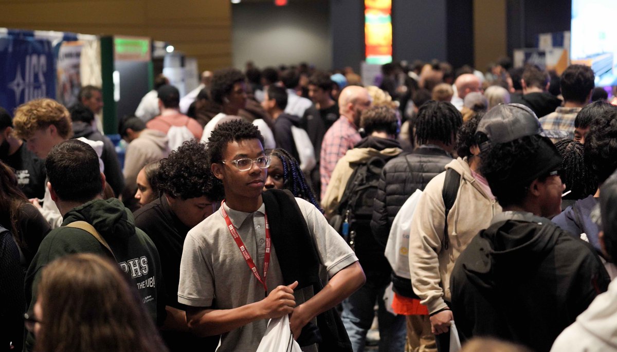 ChrisDipentima's tweet photo. Tons of energy at the #Aerospace Components Manufacturers trade show, with thousands of high school students exploring career pathways. Our world-class workforce is highly skilled and highly productive, one of the reasons we're a global hub for aerospace #manufacturing! #MadeinCT https://t.co/bUZGwfiUPc