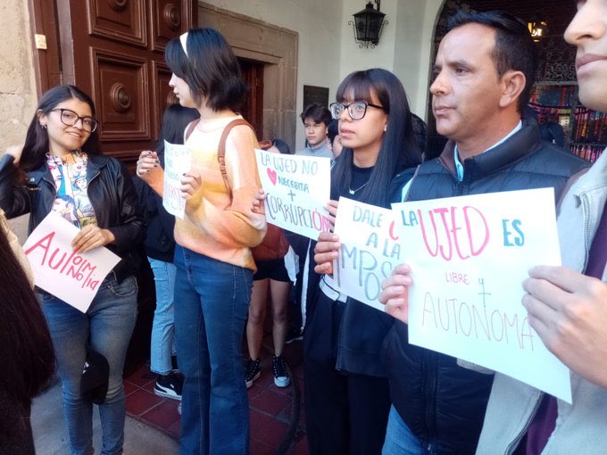 ClaudioMercadoR's tweet photo. ¡El futuro de nuestra universidad está en juego! Hoy nos manifestamos contra la imposición de Ramón García. #ProtestaEstudiantil #UJED #DefiendeTuVoz
@JuanJose_SAMA https://t.co/AG82WhA6WN