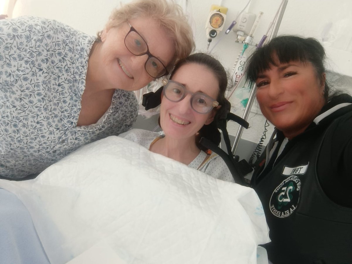 Mis ahijados de <a href="/BIKERSXELA/">Bikers Por la ELA</a> vienen al hospital a verme al hospital. Gracias #Tomás, #Osmel y #Toñi