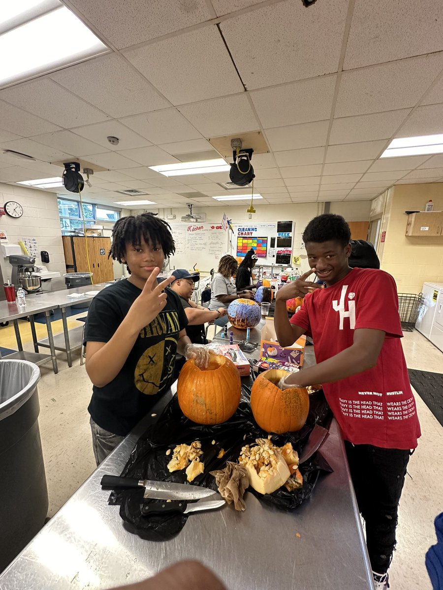 michellellandon's tweet photo. @HenricoHEROES Kick off gathering after school last night. Pumpkin 🎃 carving &amp; painting, food &amp; fellowship after our day trip to Ashland Berry Farm! Grateful for the support of Ms Botts, Ms Ferris &amp; Ms Thomas. #THISisVarina #varinaheroes #mentoring https://t.co/cWdZZnJatm