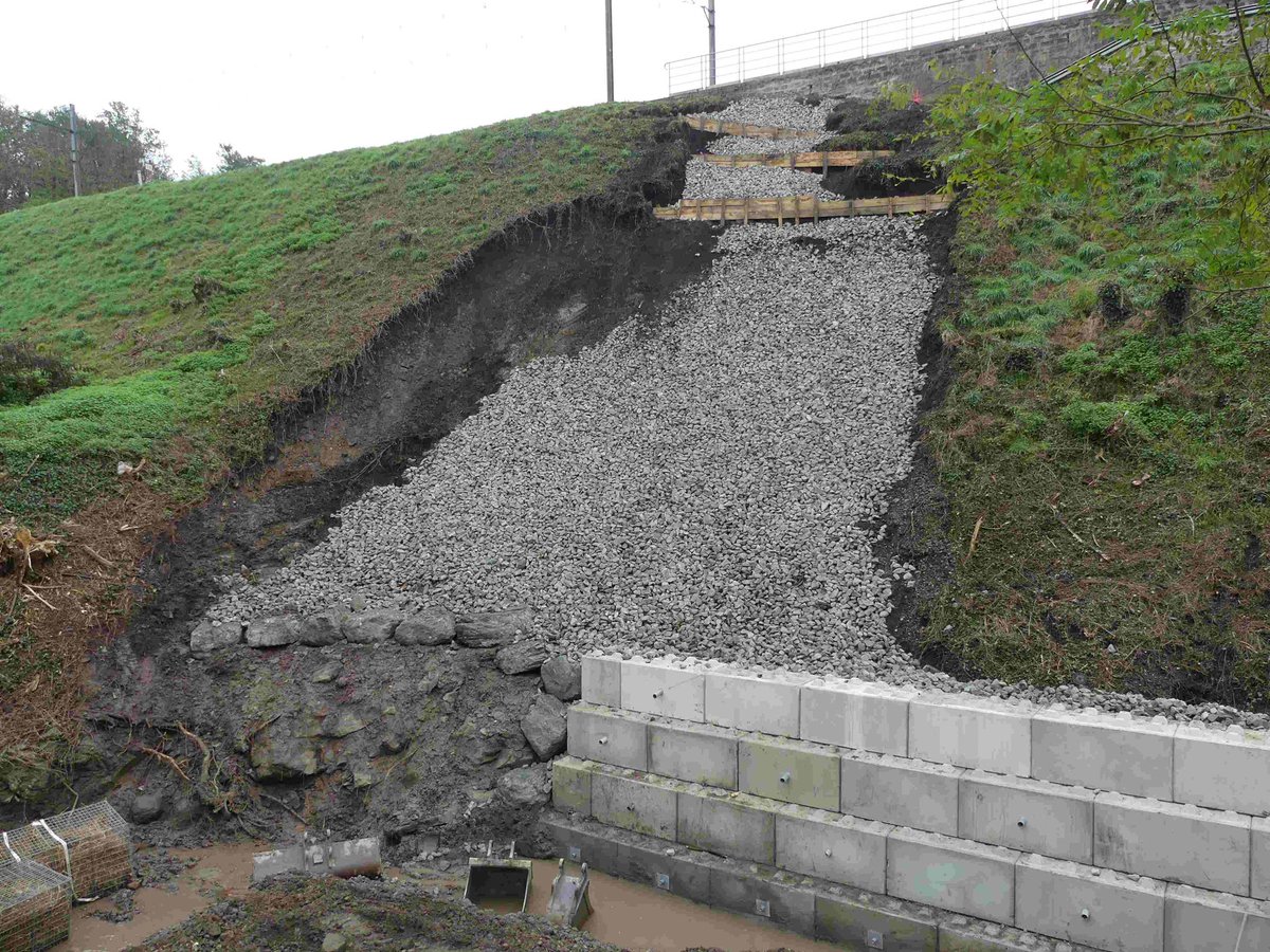🚨Réouverture de la ligne Lyon <> Saint-Etienne 

Grâce au travail des agents <a href="/SNCFReseau/">SNCF Réseau</a> &amp; de nos partenaires, la section Givors <> Saint-Etienne réouvrira dès ce lundi 4, avec quelques adaptations. 

Merci aux personnes mobilisées pour cette réouverture en un temps record👏🏻
