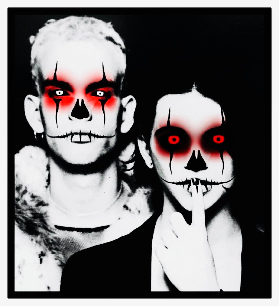 Wishing everyone a Happy Hallowe’en 2024 🎃✨🧙🏻💫🦇✨🧛🏻‍♂️ #Placebo #PlaceboFansUK #ScarletPage #BrianMolko #StefanOlsdal #HappyHalloween #Halloween #Halloween2024 #ScarletPagePhotography