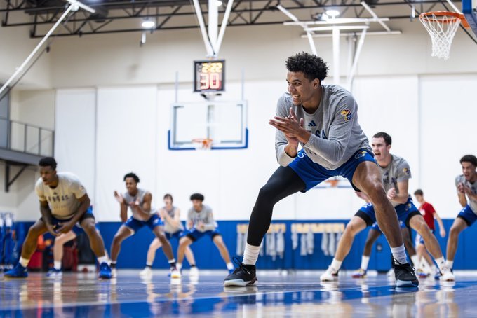 Bill Self has over 700 wins and two National Championships during his coaching career! Each year, he holds a 5-day pre-season "boot camp" to help players prepare the for the upcoming season!

KANSAS JAYHAWKS PRE-SEASON CONDITIONING ROUTINE!

A #GetBetterBasketball Thread 🧵⬇️