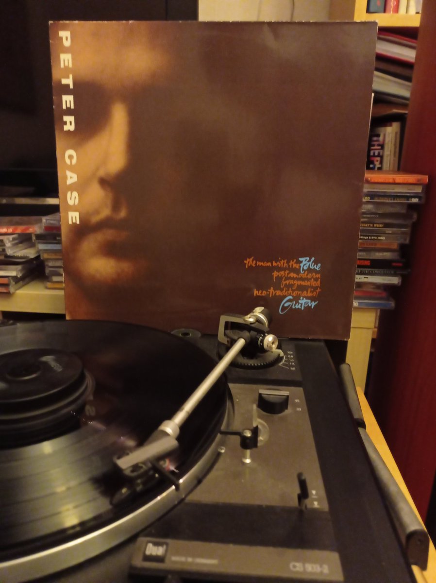 På min grammofon ikväll: Peter Case med plattan "The Man with the Blue Post-Modern Fragmented Neo-Traditionalist Guitar" från -89.
En av mina absoluta favoriter♥️
Jag var 23 när den kom, hade flyttat ut till bokskogen och vred alla reglage till 11 (one louder)