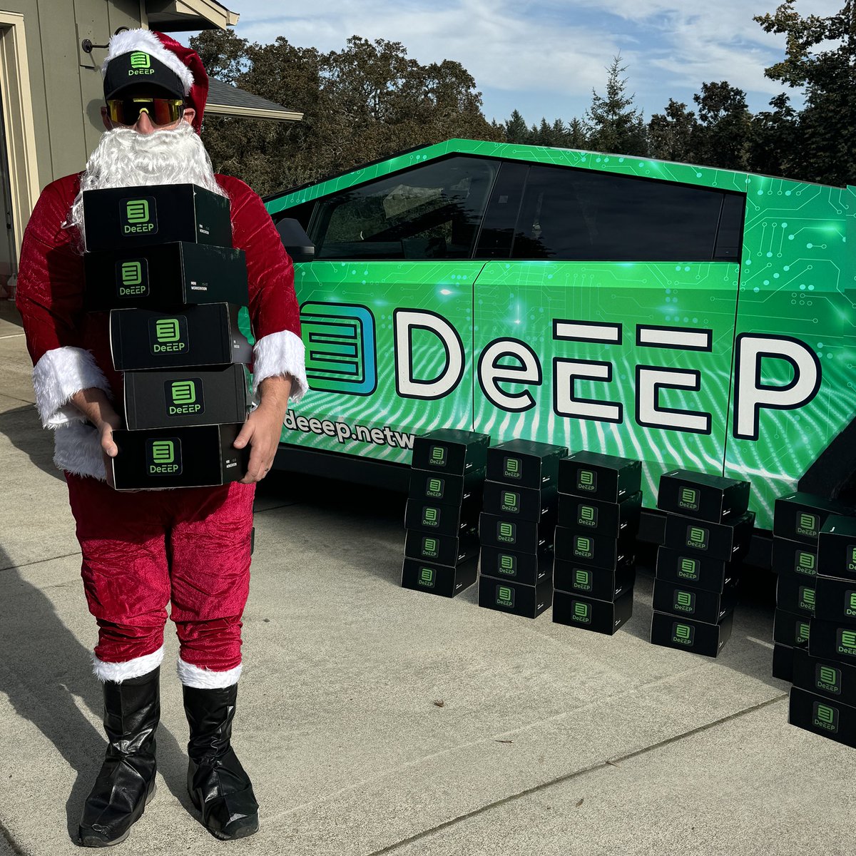 Did Christmas come early or just a really good costume? 🎅🎁

Happy Halloween! 🎃

#DePIN #DecentralizeWeb3