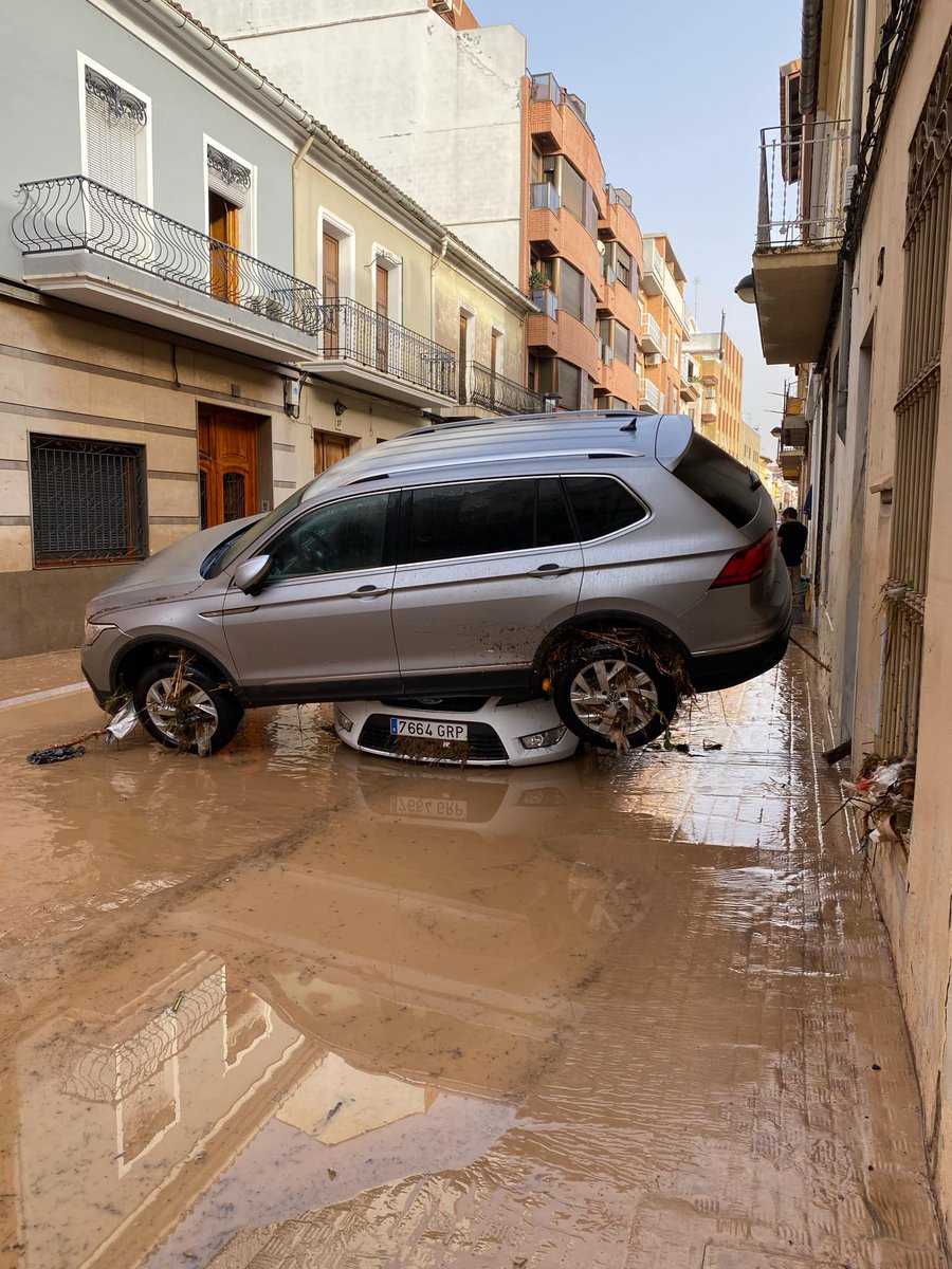 soycamarero's tweet photo. Compis siento mucho mi ausencia estos días, pero vivo en una de las zonas afectadas por la DANA y estamos incomunicados y con mucho trabajo que hacer, pero lo más importante que estamos bien, aprovecho este ratito que tengo línea para daros un abrazo y mi pésame a todas las víctimas de este desastre. 🙏