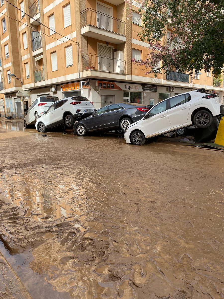 soycamarero's tweet photo. Compis siento mucho mi ausencia estos días, pero vivo en una de las zonas afectadas por la DANA y estamos incomunicados y con mucho trabajo que hacer, pero lo más importante que estamos bien, aprovecho este ratito que tengo línea para daros un abrazo y mi pésame a todas las víctimas de este desastre. 🙏