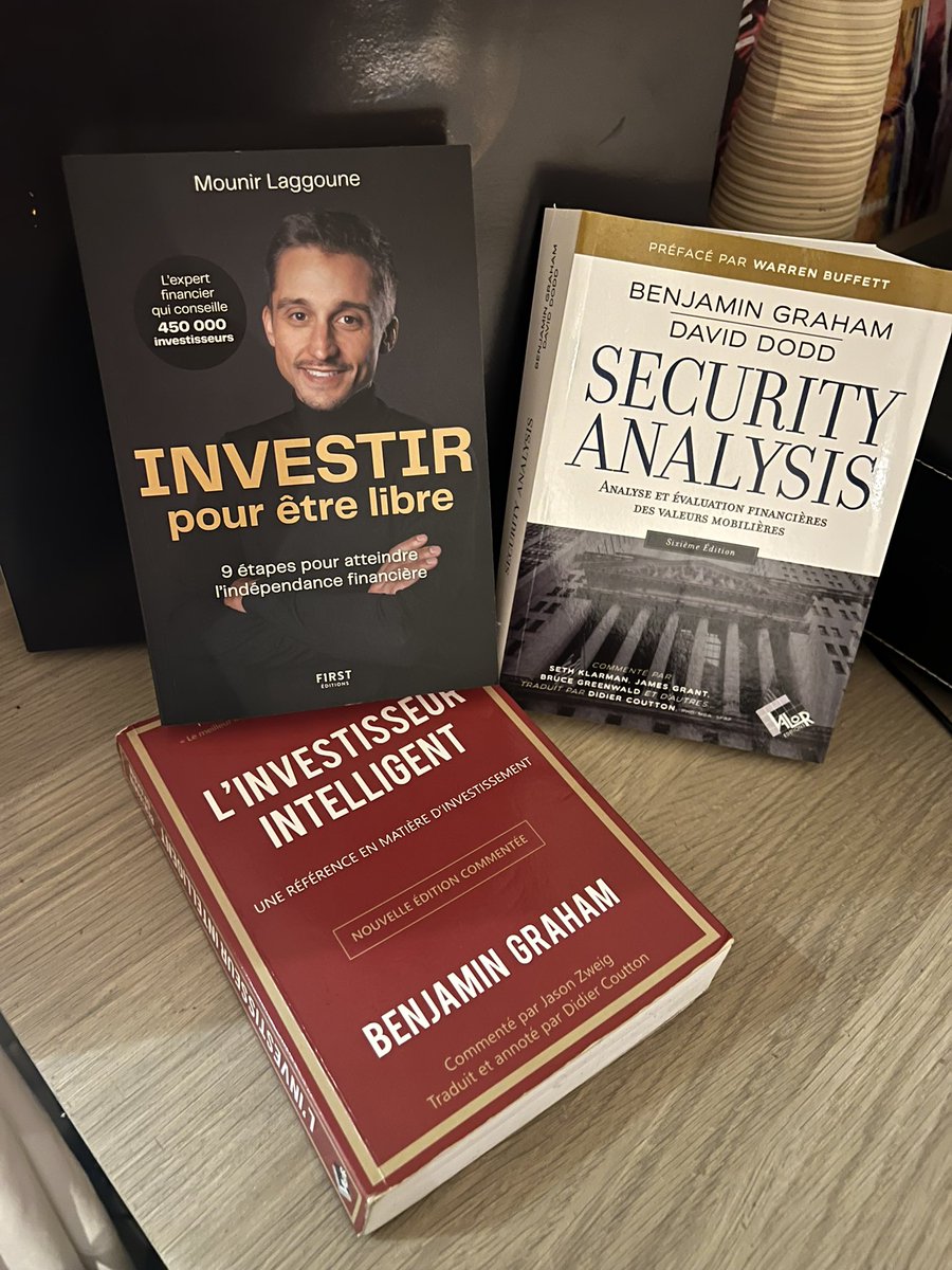 baahbnk's tweet photo. Je viens de recevoir la nouvelle bible 📖de l’investissement🚀 du phénoménal @moonlaggoune !

(À coté des ouvrages d’un auteur pas trop connu😎) https://t.co/VVOf5pecmO
