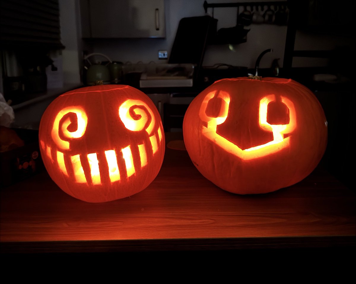 caryss_b's tweet photo. join us/don’t look down/PUMPKIIIINNNN https://t.co/zrM8FkrByK