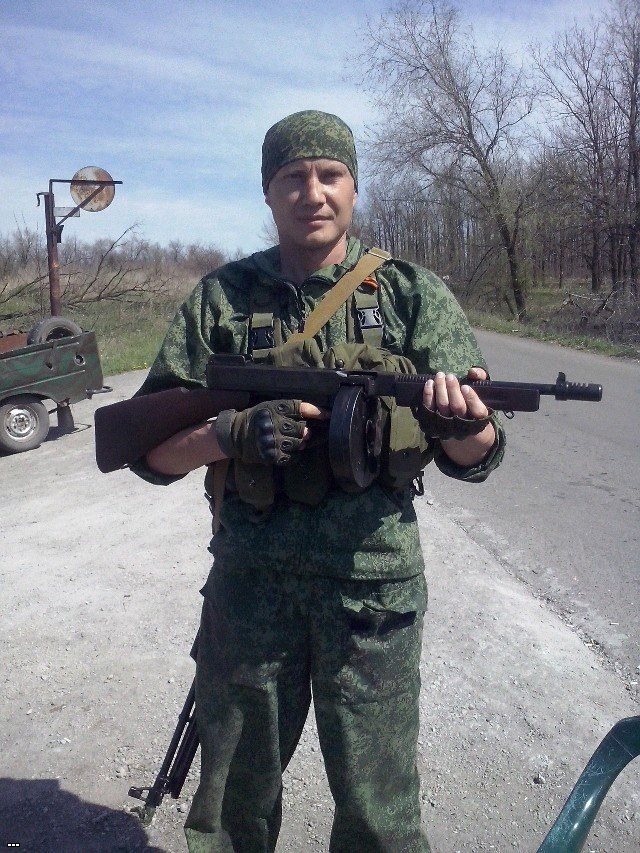 trip_to_valkiri's tweet photo. Before Pigozhin discoveries - Russian fighter in Eastern Ukraine with Thompson M1928 11.43×23mm SMG, Spring 2015 period. https://t.co/85fMBXgPyW