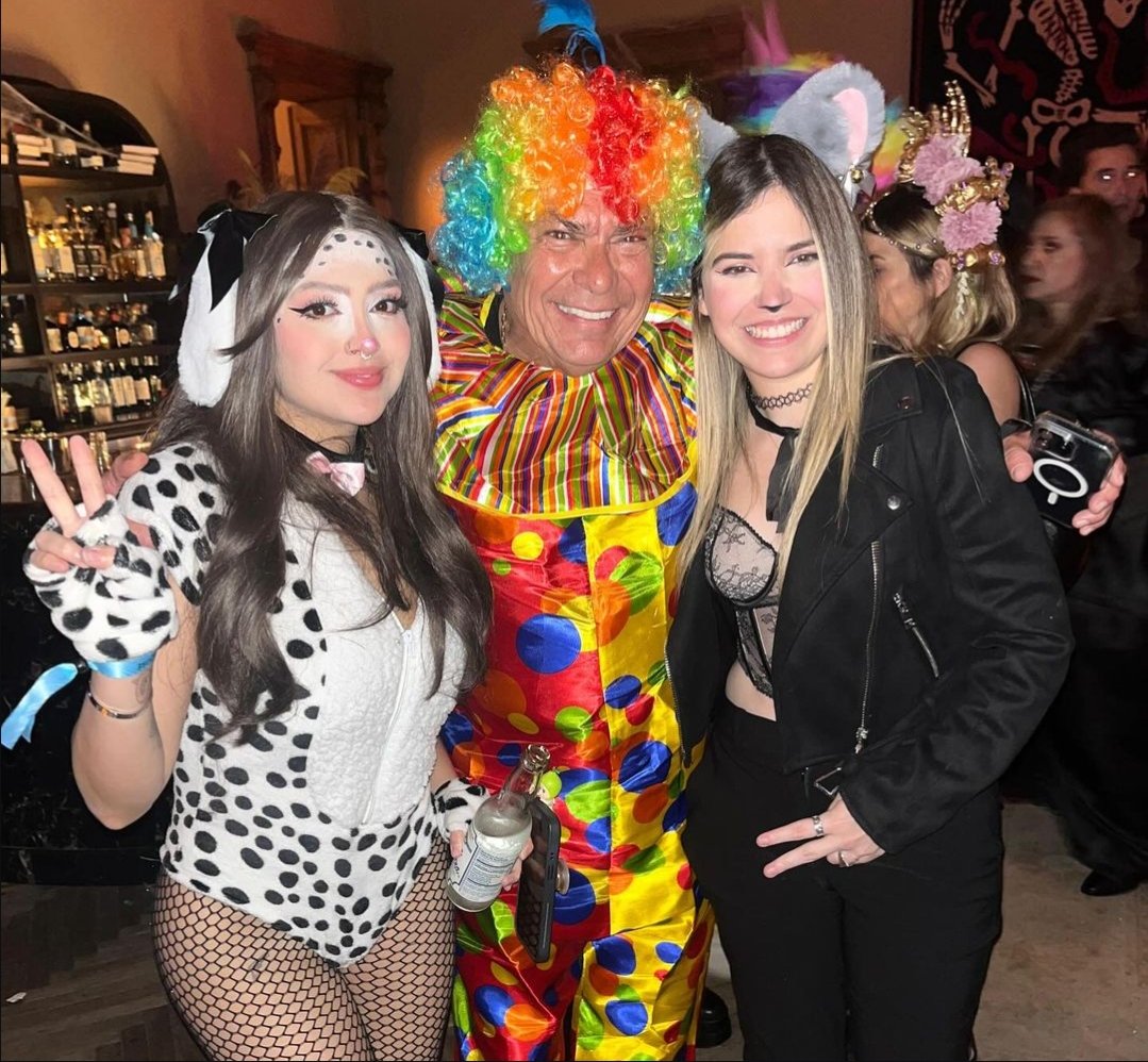 EL CROSSOVER MENOS ESPERADO. JAKSJJAJAJJAJAJAJA DON TOÑO QUE HACE AHÍ.