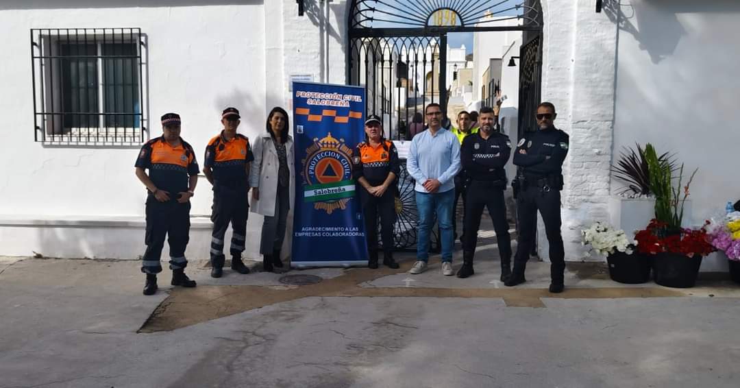 javier_alcalde_'s tweet photo. 🟠Este año contamos con Voluntarios de Protección Civil para ayudar a personas con dificultades de movilidad en el cementerio.

⏳ Los cementerios estarán abiertos desde las 09:00 hasta las 22:00 horas, los días 31 de Octubre y 1 de Noviembre.

#DiaDeTodosLosSantos https://t.co/UbV8ru1WlN