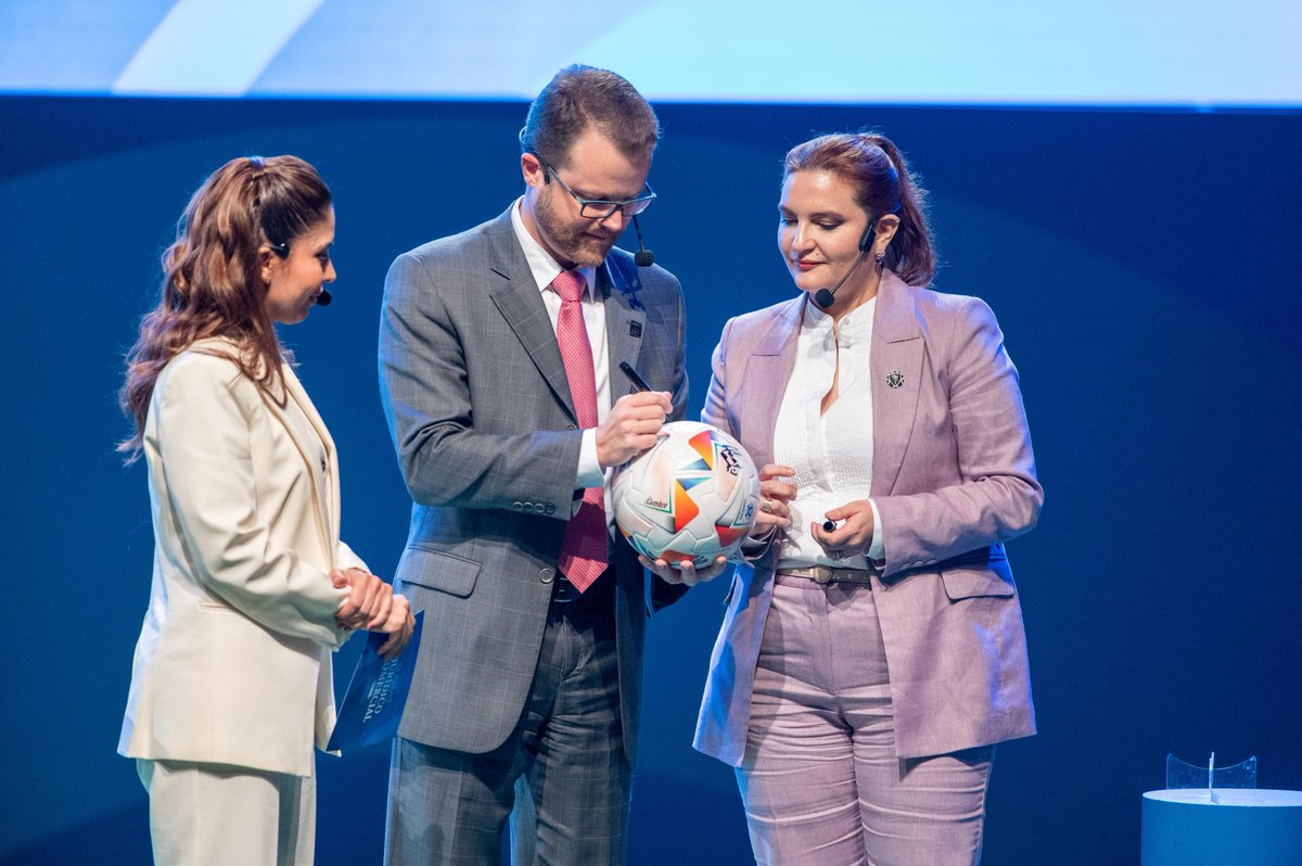 CONMEBOL's tweet photo. @agdws ¡Más aprendizajes! 🤝🏻 Sigue el desarrollo de la agenda con los paneles sobre; 
➡️ Ambush Marketing en el mundo del deporte y el entretenimiento.
➡️ E-commerce y sus desafíos jurídicos.

#SummitCONMEBOL | #CreeEnGrande https://t.co/90HHe8jfZw