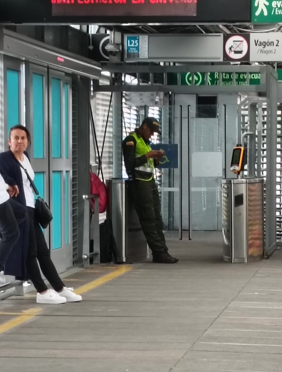 Esto es lo que hace la policía en <a href="/TransMilenio/">TransMilenio</a>, estación Country Sur a las 2:23 pm: entrqn colados por las puertas del vagón y lo único que sucede es una requisa superficial, ¡y los dejan permanecer en el sistema! ¿Para qué están ahí, ademas del personal de vigilancia?