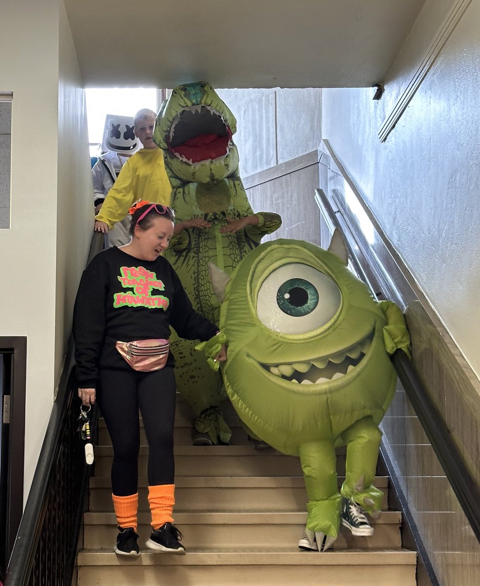 maryhavis's tweet photo. Lots of Halloween fun in @BerwynSouth100! Students looked great for their Halloween parades. Wish I could make them all 💙💚@HiawathaSchool @EmersonD100 - Wishing our students and families a safe and happy Halloween!🎃 https://t.co/gHNx9pGHSn
