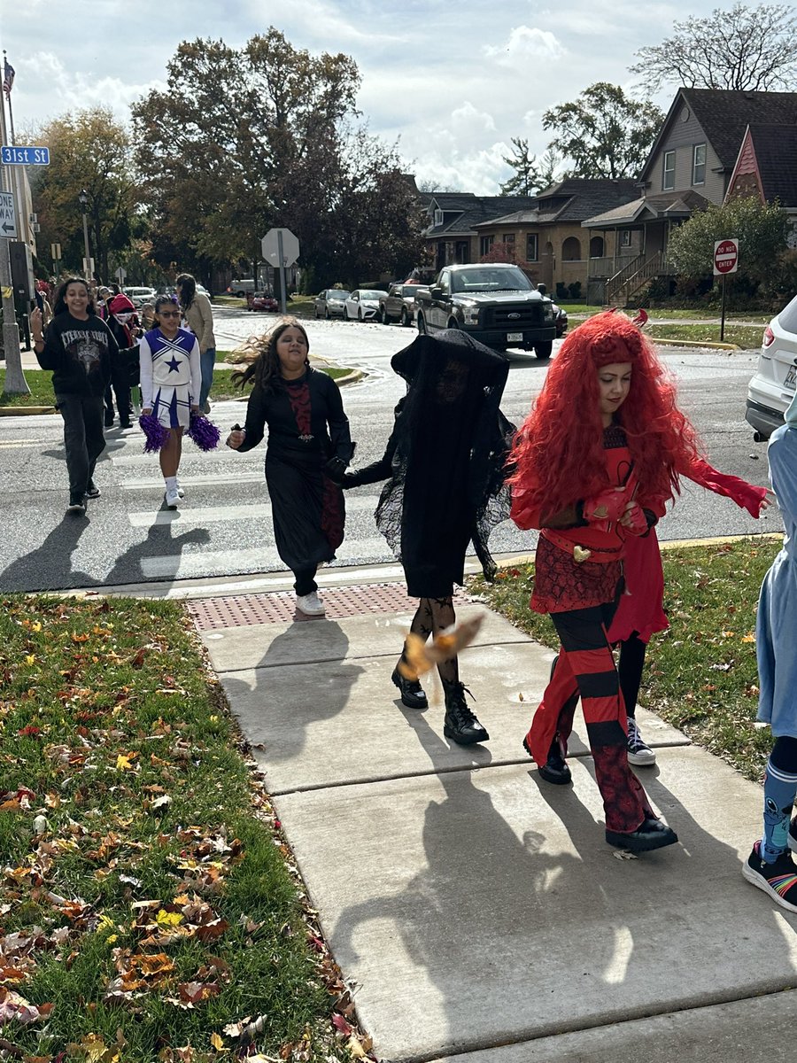 maryhavis's tweet photo. Lots of Halloween fun in @BerwynSouth100! Students looked great for their Halloween parades. Wish I could make them all 💙💚@HiawathaSchool @EmersonD100 - Wishing our students and families a safe and happy Halloween!🎃 https://t.co/gHNx9pGHSn