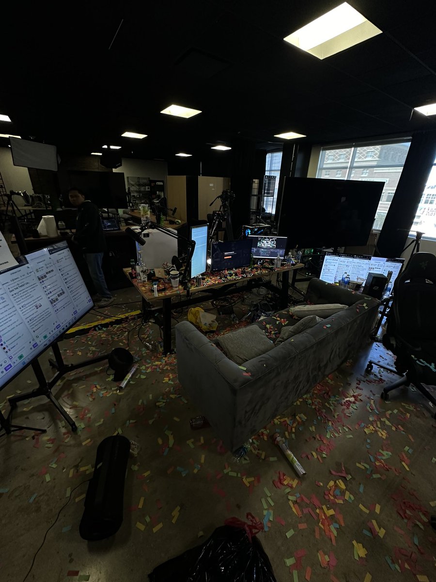 OpTicMaNiaC's tweet photo. can’t thank yall enough. so grateful for my family in OpTic and the overwhelming support of the Greenwall. THIS is why we do what we do. 💜 hope u enjoyed it as much as we did. see you next year 🔒

BtH https://t.co/xuxbhD21vP