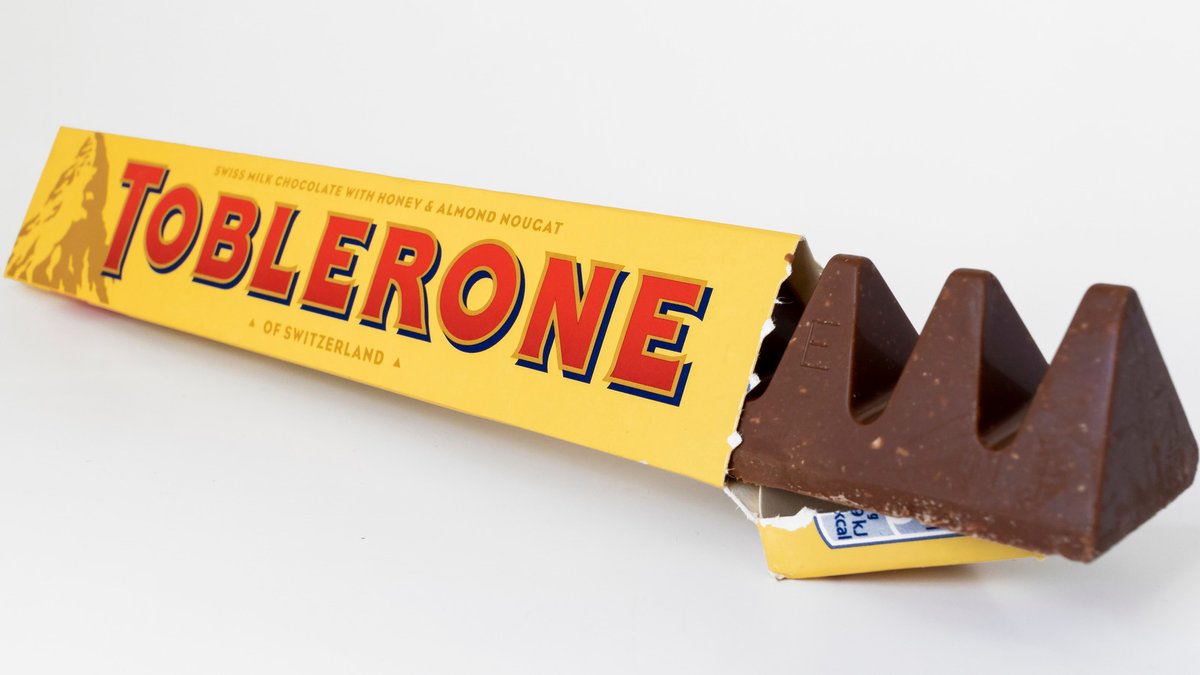 snowstranger's tweet photo. @LSbullshit El pequeño dragón Soap está ladeado porque casi no alcanza para hacer manitas con Ghost. Los adoro.  Toblerone para los dos. https://t.co/aK6nMLJzQB