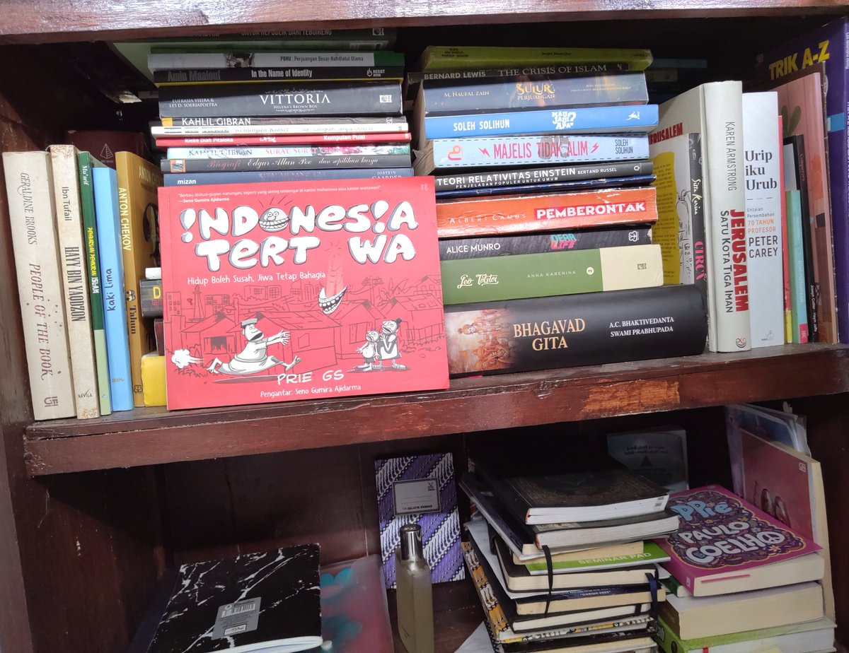 arblam's tweet photo. Setelah kulian dan tidak lagi berada di toko buku, barang itu semakin menjadi sesuatu yang kian jauh. Namun hasrat hati tak pernah bisa dihobongi. Ternyata membaca buku bukan hanya soal situasi, tapi tentang hasrat dalam diri. #buku #sastra #novel https://t.co/Hk3h3erFRN