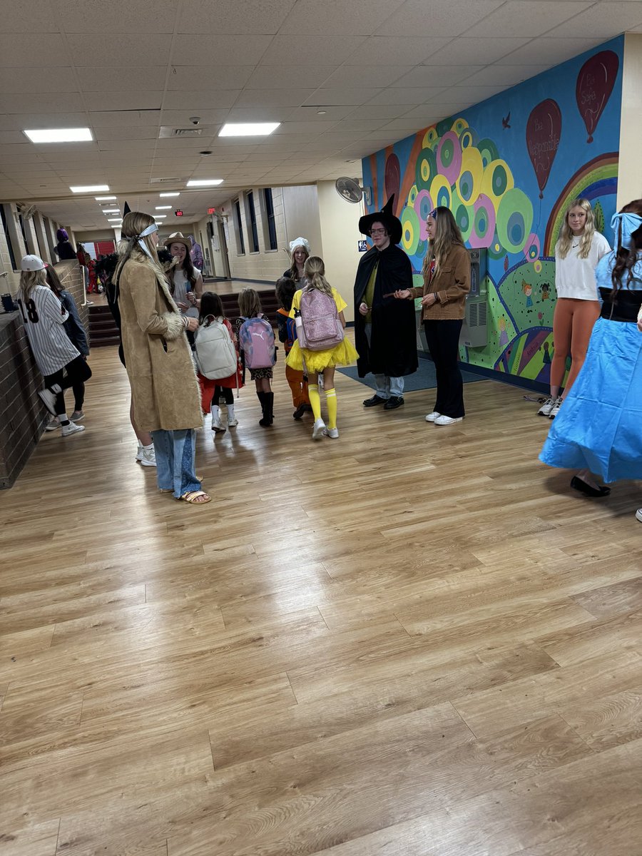 pphsstuco's tweet photo. Some of our members went to the Elementary School this morning to greet students in our Halloween Costumes this morning!!! Happy Halloween! 👻 https://t.co/2eNgpt6G2D
