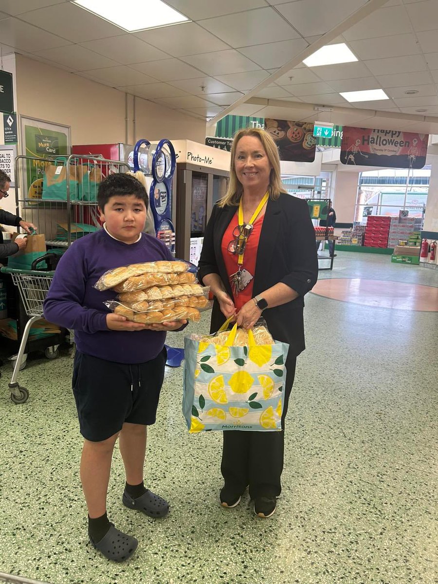 FallinPrimary's tweet photo. Thank you to @morrisonsstirl1 for their donation of hot dog rolls for our annual Pumpkin Patch which was held this evening! It was a great community event with former leaners and families attending along with our current pupils! 🎃👻🎃#itallbeginsinFallin #TeamFallin 💙💜💙 https://t.co/jdFOlx4c0k