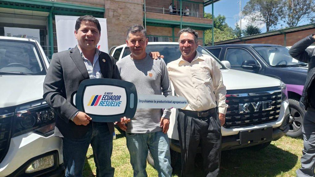 AgriculturaEc's tweet photo. En #Azuay, estamos transformando vidas: hemos fortalecido la productividad de 490 productores rurales con:

📋 300 títulos de propiedad
🚘 9 Unidades Móviles Agroproductivas
🧑‍🌾 50 carnets y 18 sellos AFC
🎓 75 certificados de graduación

Construimos un campo que empodera y dignifica.