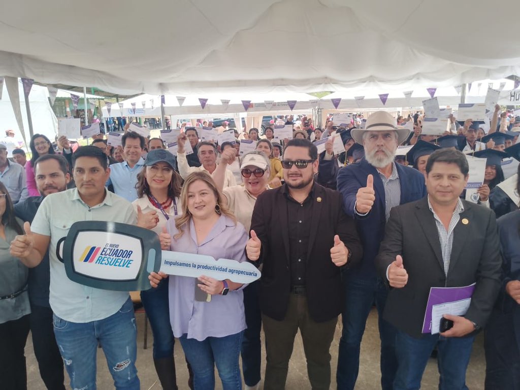AgriculturaEc's tweet photo. En #Azuay, estamos transformando vidas: hemos fortalecido la productividad de 490 productores rurales con:

📋 300 títulos de propiedad
🚘 9 Unidades Móviles Agroproductivas
🧑‍🌾 50 carnets y 18 sellos AFC
🎓 75 certificados de graduación

Construimos un campo que empodera y dignifica.