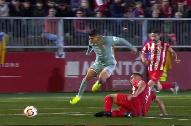 fran_navarr0's tweet photo. Arbitraje lamentable 🤬
La UE Vic se acaba de quedar con diez por un penalty donde NO TOCAN a Giuliano Simeone y esquiva la entrada.
Se acabó, 0-1 injusto ganando el Atleti.

NO ES ROJA ❌🟥 jamás https://t.co/GP9uaTv9D2