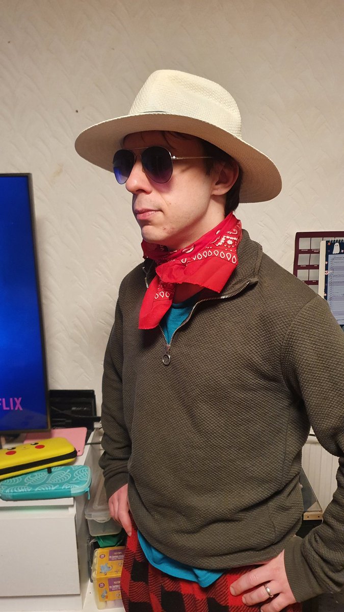 Dariusthenerd's tweet photo. I won't lie, I thought #Halloween was tomorrow.
Good thing I had this cosplay ready to go. https://t.co/aR9YutbZJT