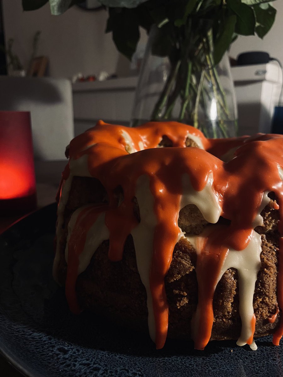 livcowle's tweet photo. how my autumn week would have gone  @GBBOUK 🍁

me: so this is my ‘spiced and sliced’ pound cake, designed to look like it’s been ripped apart by monsters

paul: it looks like it got stuck in the tin and you’ve just patched it together with icing

me: nono

#GBBO https://t.co/TePn85sFGl