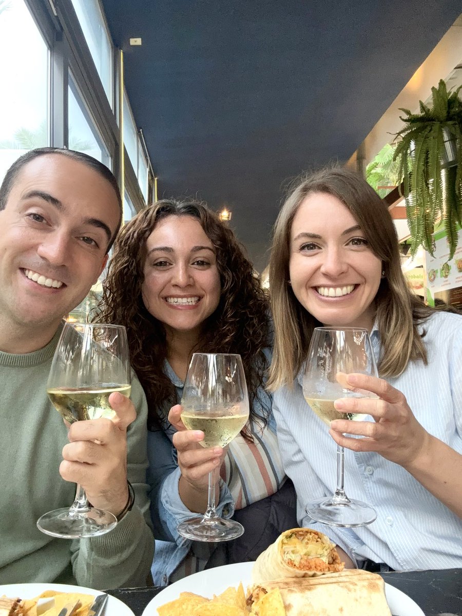¡Empezando las vacaciones con una copa de vino en la mano 🍸🍸🍸 y muy bien acompañado!
