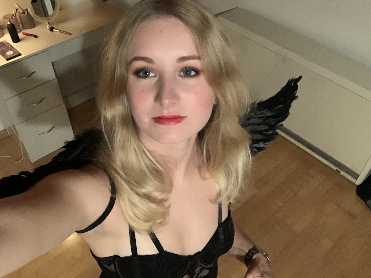 HerrinOberland's tweet photo. Das einzige was du an Halloween fürchten musst bin ich, wenn du mich nicht zufrieden stellst😈💅💋 https://t.co/K9L8YBWiRa