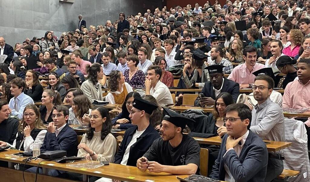 Moins nombreux, les nouveaux internes en médecine reçoivent leur baptême du feu (Ouest-France) dlvr.it/TFx2X3