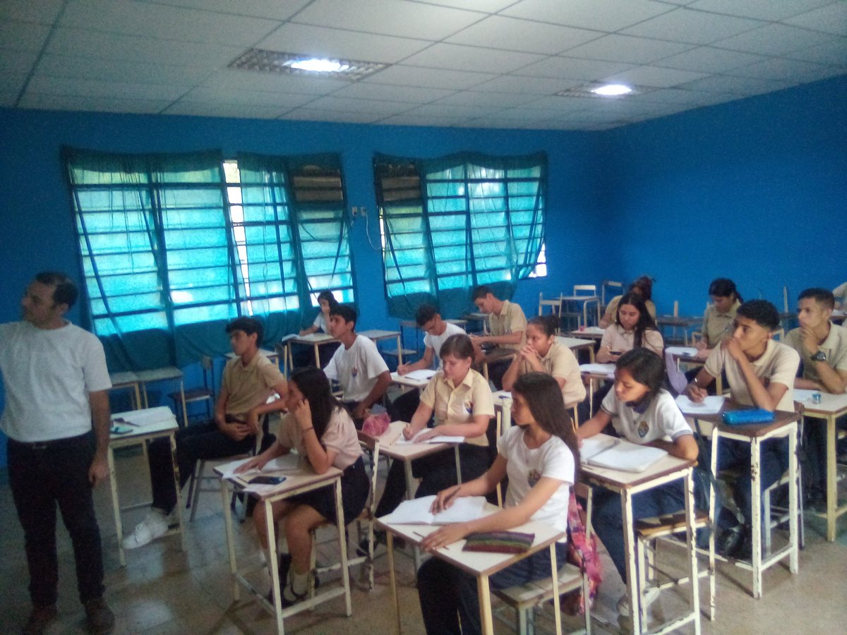 Movimiento rectilíneo uniforme, dirigidos a estudiantes de 3 años, en compañía de la orientadora Nancy Delgado.