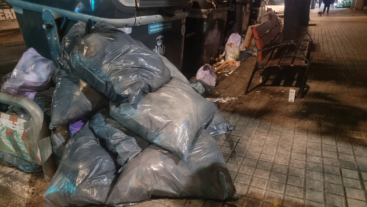 CTuria's tweet photo. La basura comienza a acumularse en las calles de València no afectadas por las inundaciones. Solo faltan las enfermedades. Silencio administrativo por parte del Ayuntamiento de Valencia. https://t.co/Z2Mfrvm4o7