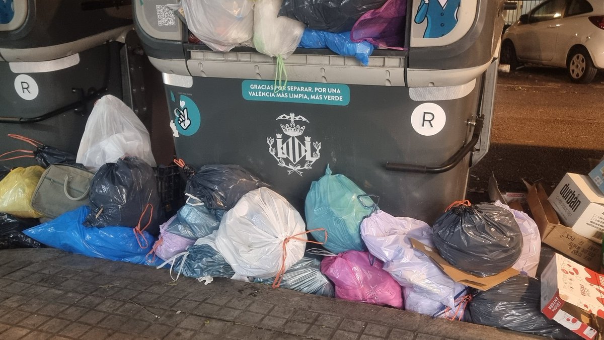 CTuria's tweet photo. La basura comienza a acumularse en las calles de València no afectadas por las inundaciones. Solo faltan las enfermedades. Silencio administrativo por parte del Ayuntamiento de Valencia. https://t.co/Z2Mfrvm4o7