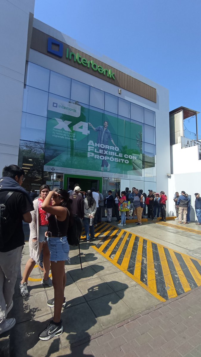 PepeCollection's tweet photo. La gente en las afueras de Interbank : "mis ahorros, mi dinero...!!!" https://t.co/jiVZazratZ