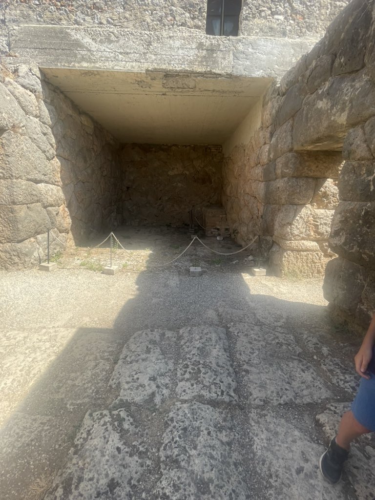 ChristidisMaria's tweet photo. #Halloween2024
The Nekromanteion, the oldest Greek oracle of the dead, near the Acheron River—a gateway to the underworld. Here, in the central hall, spirits (eidola) of the dead may have appeared to those who chose to seek them. https://t.co/mmk1gcSaI8