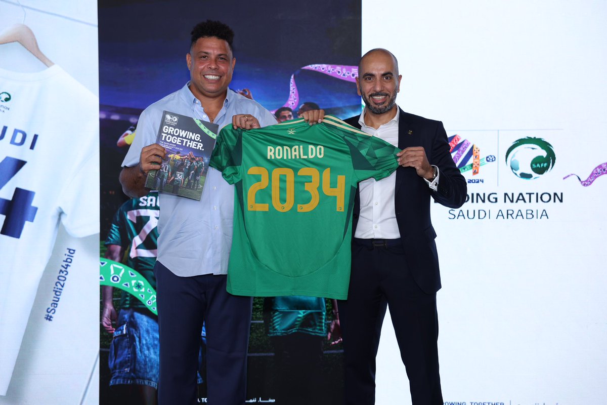 SaudiNews50's tweet photo. من البرازيل..

الظاهرة رونالدو (  @Ronaldo ) يدعم ملف استضافة كأس العالم 2034 في السعودية🇸🇦، وذلك أثناء زيارته للمعرض السعودي المصاحب لقمة الشركات الناشئة في مجموعة العشرين Startup20#.

@mosgovsa
@FIFAcom 
@evision_sa 
 @startup20saudi 

#ترشح_السعودية2034
#Saudi2034bid https://t.co/kr69vZKbxh
