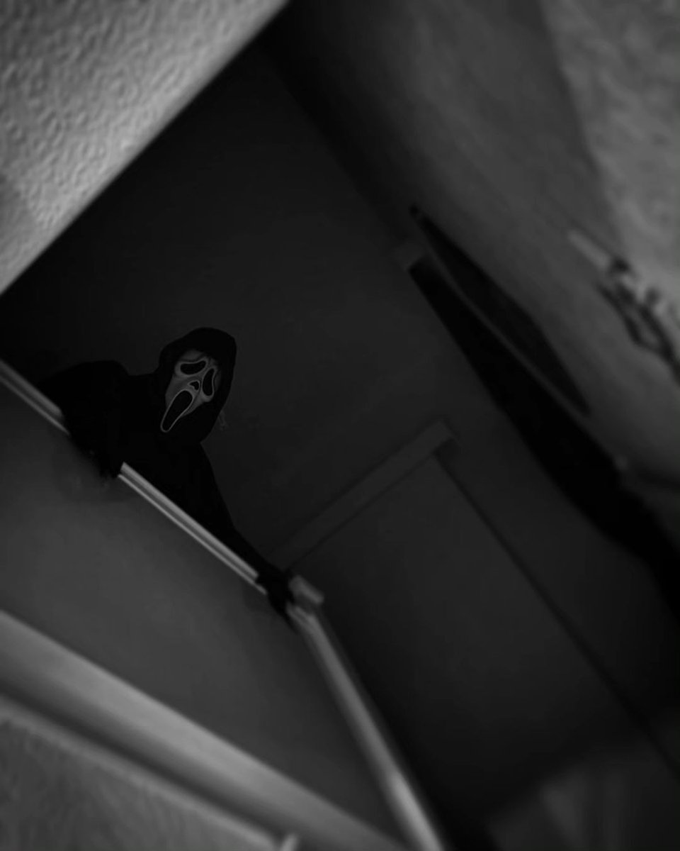 Billsybub's tweet photo. "Don't you blame the movies. Movies don't make psychos, movies make psychos more creative"

Happy with how I edited this and continued the Scream tradition of a nod to the Halloween franchise #HappyHalloween https://t.co/VDw7Pd7Ga6
