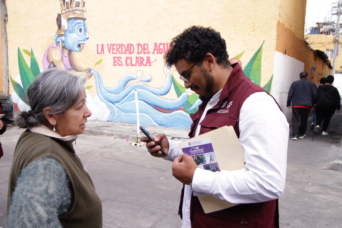 craviotocesar's tweet photo. ¡Somos un gobierno presente, en el territorio y junto a su gente! 🙌🏼

Las vecinas y vecinos de la colonia Barrio Norte, en la @AlcaldiaAO, recibieron la visita de compañeras y compañeros de la @SeGobCDMX para ser atendidos de primera mano a través del programa #CasaXCasa de nuestra jefa de Gobierno, @ClaraBrugadaM.