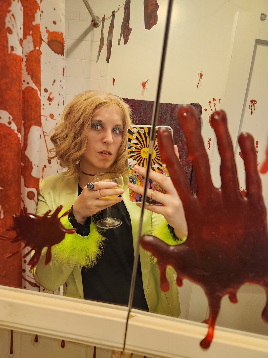 chicagochicgeek's tweet photo. I hate gay Halloween what do you mean you're messy Rockstar Lestat in a season of a TV show that hasn't even aired yet? https://t.co/iDKhOc5jVj