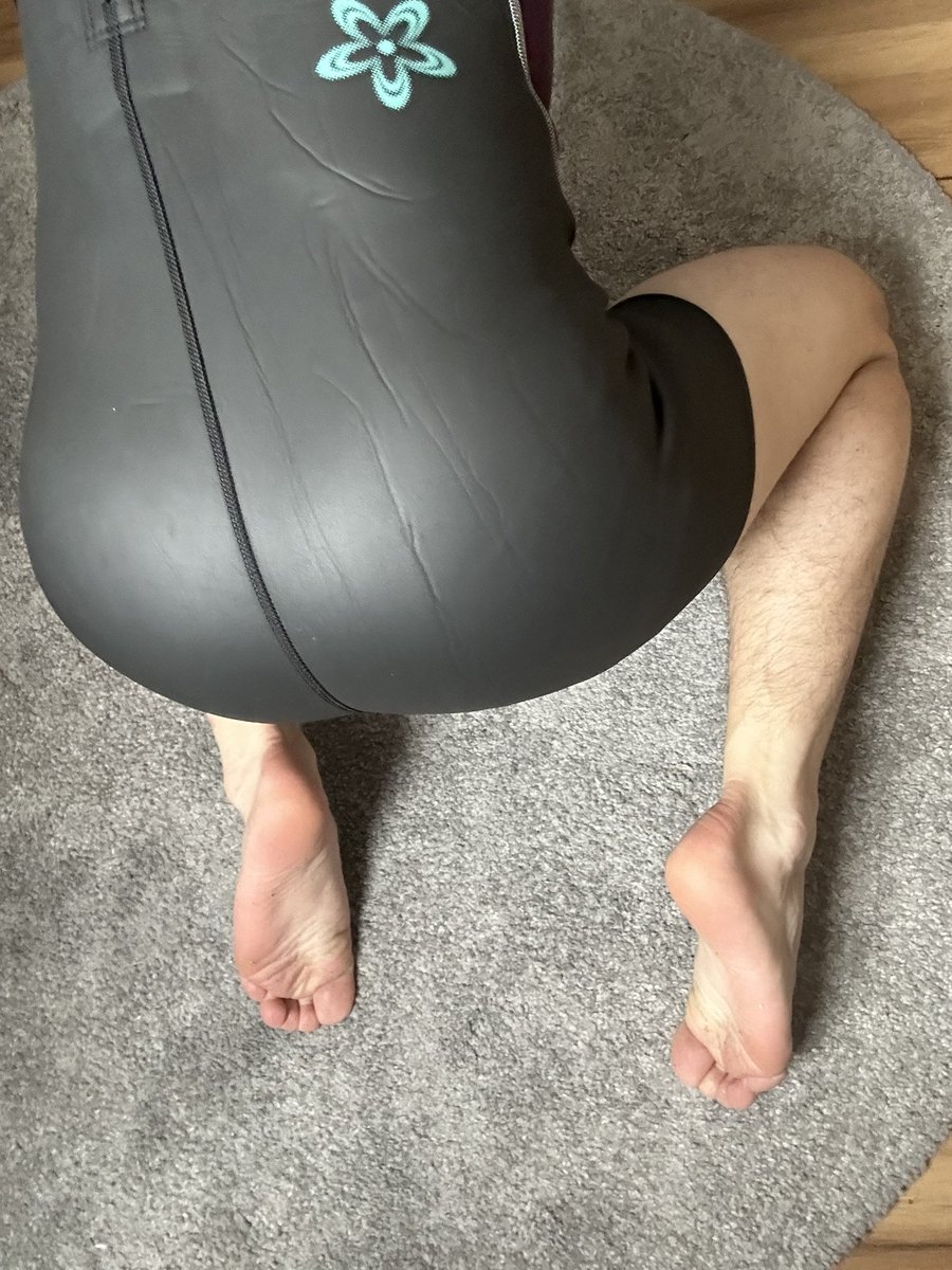 me96_f's tweet photo. Smoothskin neoprene covered ass. I should get some oil to make it shiny.

This suit is so incredibly tight it almost gets me off with just moving in it. https://t.co/SLUpiCN43F