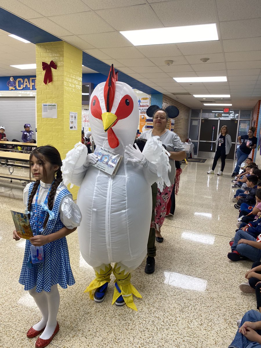 Ms_Hernandez210's tweet photo. Students took center stage in our annual @ErmelES_AISD character Book Parade, proudly showing off their favorite characters📚The whole school lined up to cheer each other on, celebrating the joy of reading! https://t.co/34sfNLbxQM