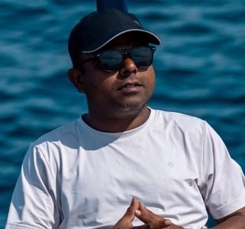 HKurusee's tweet photo. I’ve it on good authority PNC gov is planning to target and attack award winning newspaper @AdhadhuMV &amp; its key people such as CEO @hussainfiyaz &amp; journalist @aaaaaidh.

They are sending gangs to harass them on streets &amp; attack their premises.

They need protection @PoliceMv https://t.co/zY2NSzez6V