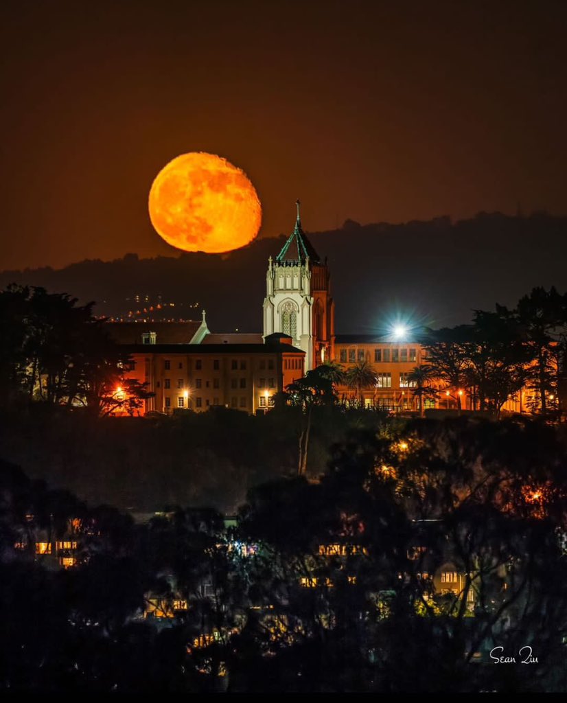 Happy Halloween from the Hilltop! 🌕🎃

📷: Sean Qui